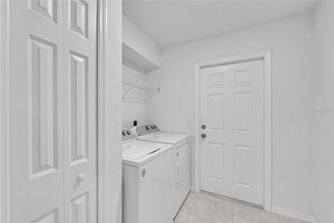 House in Cape Coral, Florida 4 bedrooms, 173.36 sq.m. № 2329406 - photo 21