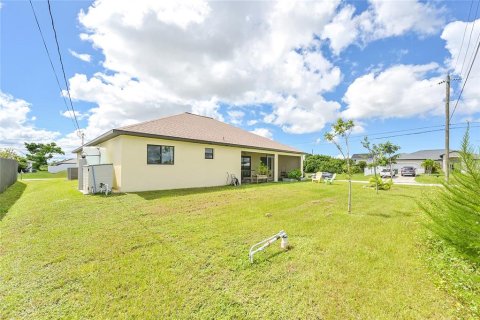 House in Cape Coral, Florida 4 bedrooms, 173.36 sq.m. № 2329406 - photo 24