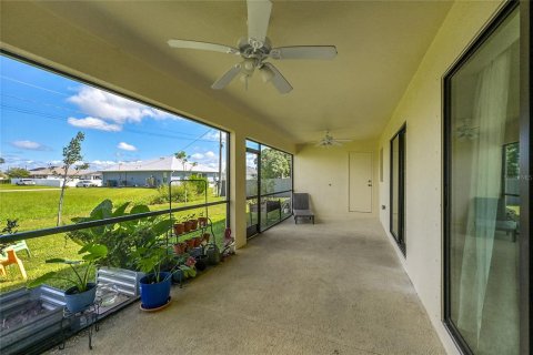 House in Cape Coral, Florida 4 bedrooms, 173.36 sq.m. № 2329406 - photo 22