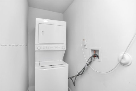 Villa ou maison à vendre à Miami, Floride: 3 chambres, 98.48 m2 № 2059980 - photo 26