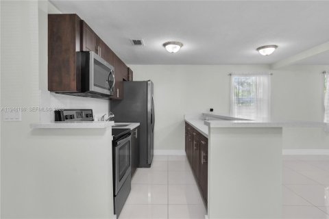 Villa ou maison à vendre à Miami, Floride: 3 chambres, 98.48 m2 № 2059980 - photo 10