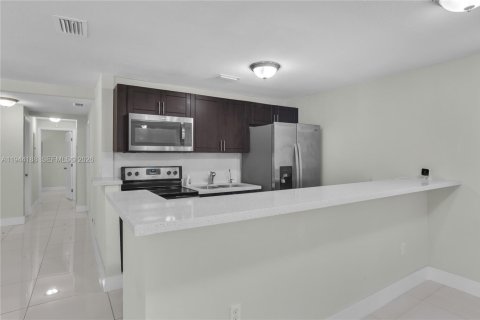 Villa ou maison à vendre à Miami, Floride: 3 chambres, 98.48 m2 № 2059980 - photo 12