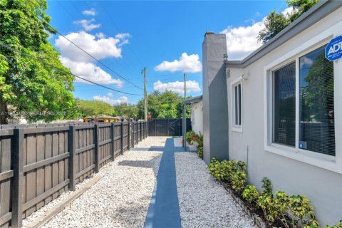 Villa ou maison à vendre à Miami, Floride: 3 chambres, 98.48 m2 № 2059980 - photo 5