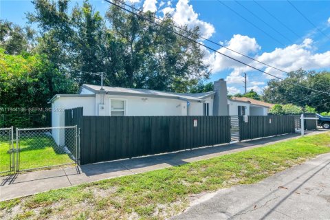 Villa ou maison à vendre à Miami, Floride: 3 chambres, 98.48 m2 № 2059980 - photo 2