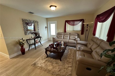 House in Miami, Florida 3 bedrooms, 141.21 sq.m. № 1993129 - photo 15