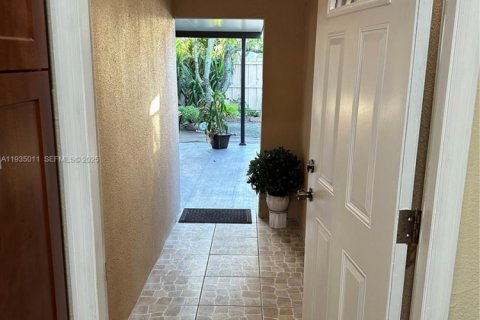 House in Miami, Florida 3 bedrooms, 141.21 sq.m. № 1993129 - photo 12