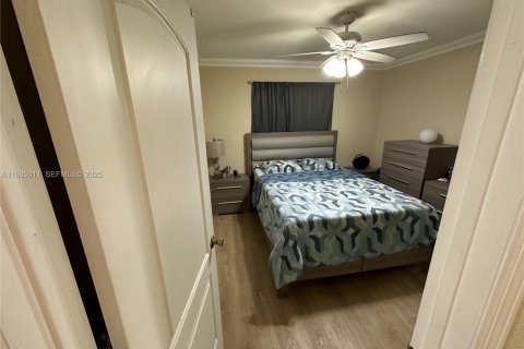 House in Miami, Florida 3 bedrooms, 141.21 sq.m. № 1993129 - photo 2