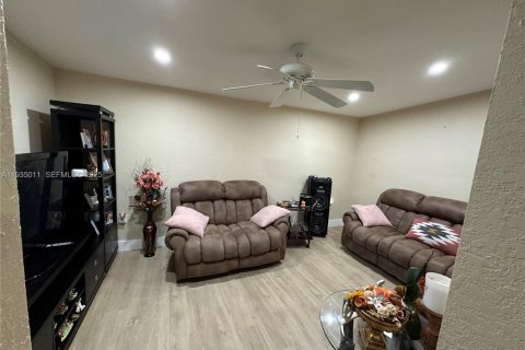 House in Miami, Florida 3 bedrooms, 141.21 sq.m. № 1993129 - photo 5