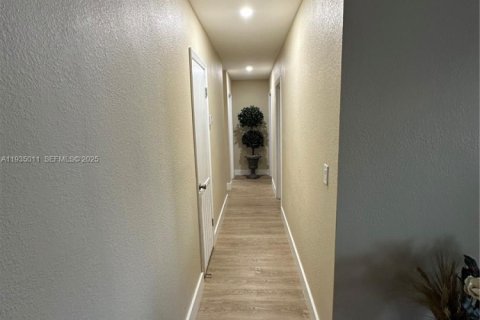 House in Miami, Florida 3 bedrooms, 141.21 sq.m. № 1993129 - photo 17