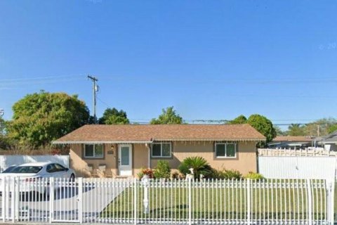 House in Miami, Florida 3 bedrooms, 141.21 sq.m. № 1993129 - photo 1