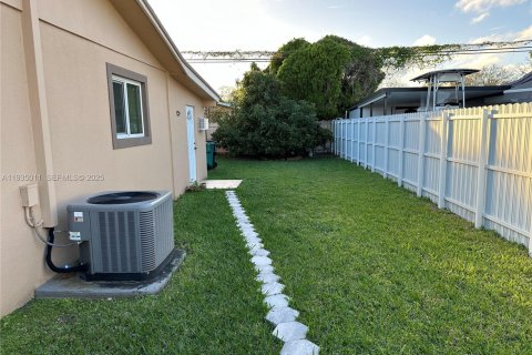 House in Miami, Florida 3 bedrooms, 141.21 sq.m. № 1993129 - photo 14