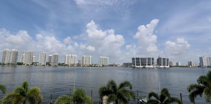 Condo in Sunny Isles Beach, Florida, 2 bedrooms  № 2082154