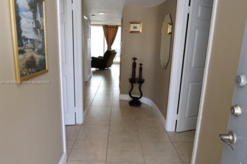 Condo in Sunny Isles Beach, Florida, 2 bedrooms  № 2082154 - photo 28