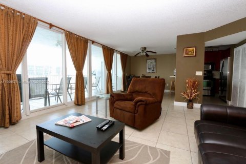 Condo in Sunny Isles Beach, Florida, 2 bedrooms  № 2082154 - photo 7