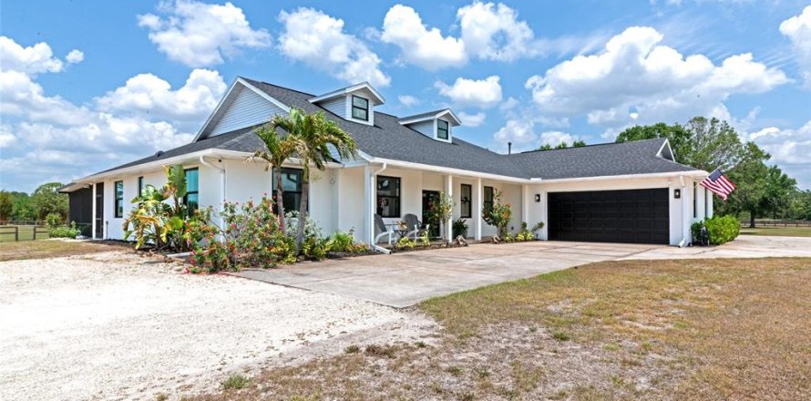 House in Bradenton, Florida 4 bedrooms, 232.16 sq.m. № 1680966