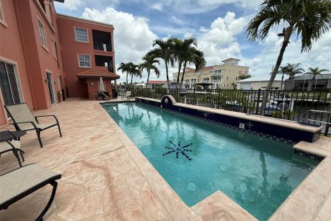 Condominio en alquiler en Punta Gorda, Florida, 3 dormitorios, 176.79 m2 № 1837275 - foto 2