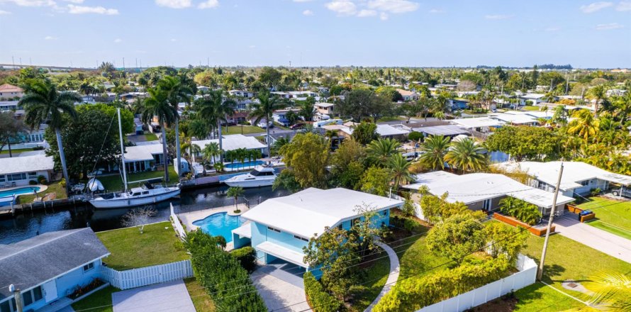 House in Fort Lauderdale, Florida 2 bedrooms, 157.1 sq.m. № 2176394