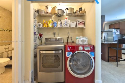 Villa ou maison à vendre à Miami, Floride: 3 chambres, 111.67 m2 № 2054372 - photo 16