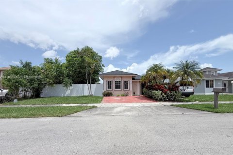 Villa ou maison à vendre à Miami, Floride: 3 chambres, 111.67 m2 № 2054372 - photo 2