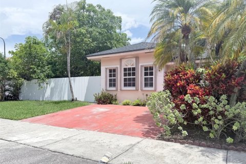 Villa ou maison à vendre à Miami, Floride: 3 chambres, 111.67 m2 № 2054372 - photo 3