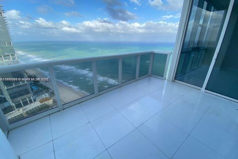 Condo in Sunny Isles Beach, Florida, 2 bedrooms № 1964253 - photo 1