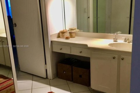 Condo in Sunny Isles Beach, Florida, 2 bedrooms № 2032312 - photo 9