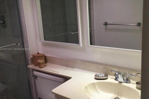 Condo in Sunny Isles Beach, Florida, 2 bedrooms № 2032312 - photo 27