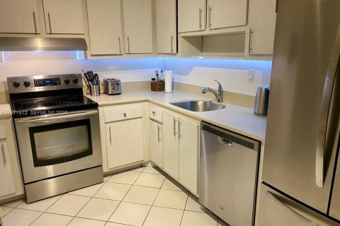 Condo in Sunny Isles Beach, Florida, 2 bedrooms № 2032312 - photo 2