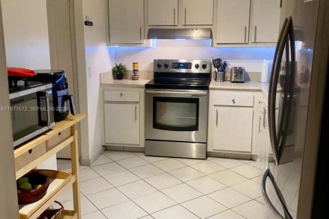 Condo in Sunny Isles Beach, Florida, 2 bedrooms № 2032312 - photo 13