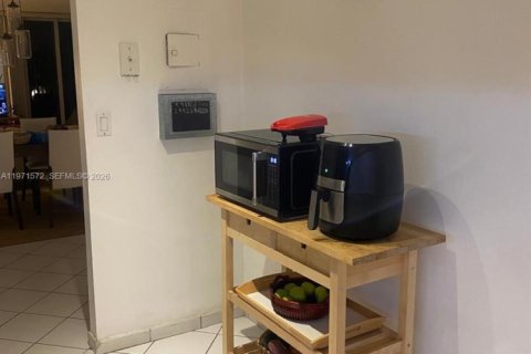 Condo in Sunny Isles Beach, Florida, 2 bedrooms № 2032312 - photo 14