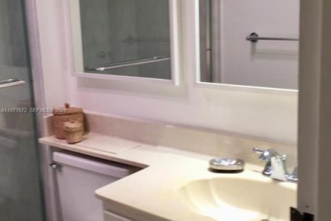 Condo in Sunny Isles Beach, Florida, 2 bedrooms № 2032312 - photo 30