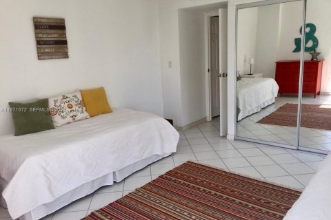 Condo in Sunny Isles Beach, Florida, 2 bedrooms № 2032312 - photo 25