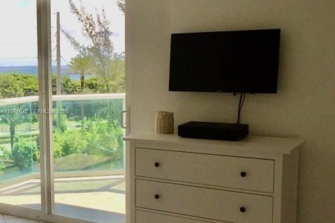 Condo in Sunny Isles Beach, Florida, 2 bedrooms № 2032312 - photo 11