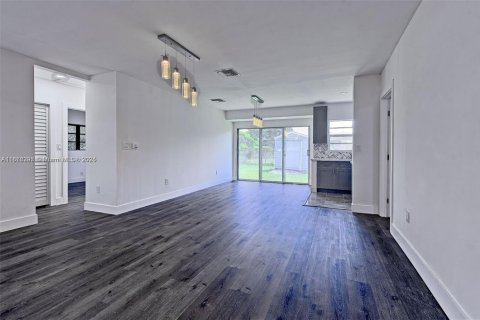 Casa en alquiler en Fort Lauderdale, Florida, 4 dormitorios, 149.39 m2 № 1927037 - foto 13