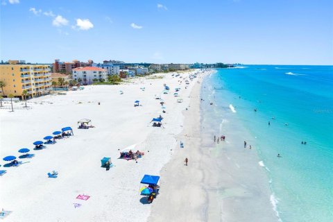 Condo in Madeira Beach, Florida, 2 bedrooms  № 1769329 - photo 13