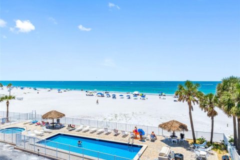 Condo in Madeira Beach, Florida, 2 bedrooms  № 1769329 - photo 15