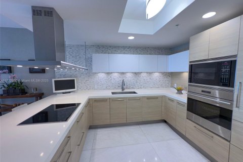 Condo in North Miami Beach, Florida, 2 bedrooms  № 1482637 - photo 9