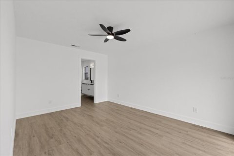House in Tampa, Florida 4 bedrooms, 158.12 sq.m. № 2215969 - photo 24