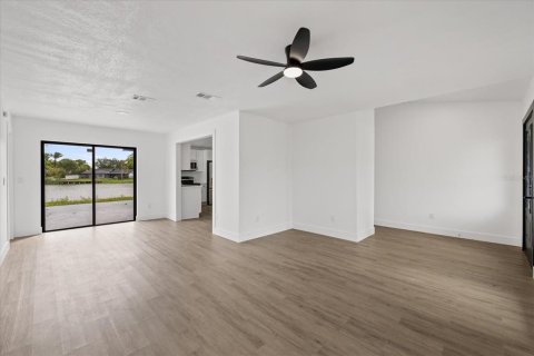House in Tampa, Florida 4 bedrooms, 158.12 sq.m. № 2215969 - photo 8