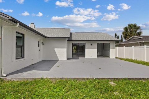 House in Tampa, Florida 4 bedrooms, 158.12 sq.m. № 2215969 - photo 5
