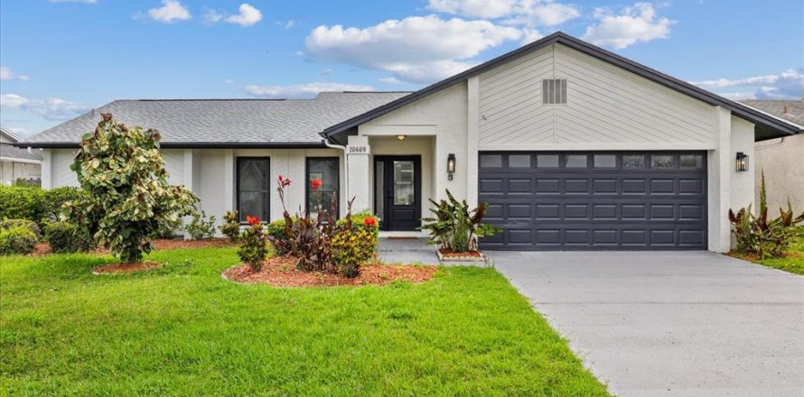 House in Tampa, Florida 4 bedrooms, 158.12 sq.m. № 2215969