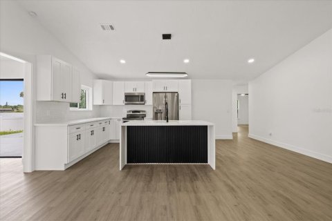House in Tampa, Florida 4 bedrooms, 158.12 sq.m. № 2215969 - photo 13