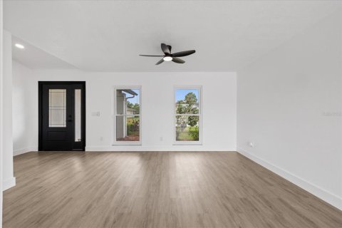 House in Tampa, Florida 4 bedrooms, 158.12 sq.m. № 2215969 - photo 6