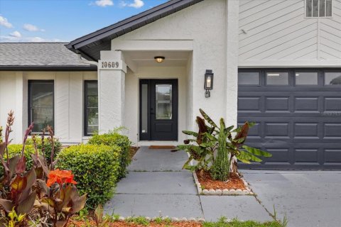 House in Tampa, Florida 4 bedrooms, 158.12 sq.m. № 2215969 - photo 2