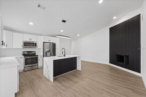 House in Tampa, Florida 4 bedrooms, 158.12 sq.m. № 2215969 - photo 12