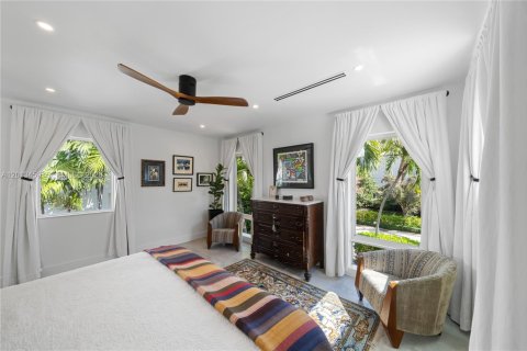 House in Miami, Florida 4 bedrooms, 270.53 sq.m. № 2263477 - photo 29