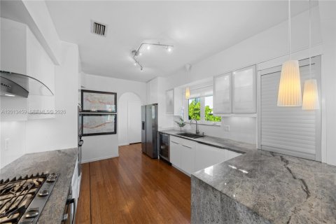House in Miami, Florida 4 bedrooms, 270.53 sq.m. № 2263477 - photo 23