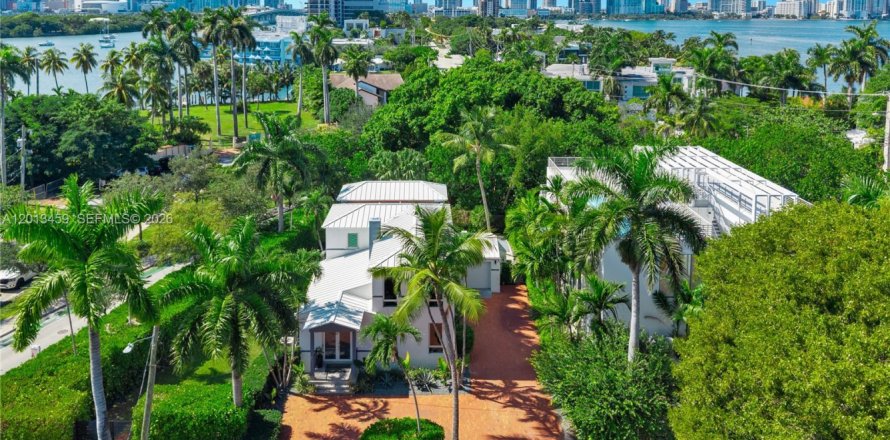 House in Miami, Florida 4 bedrooms, 270.53 sq.m. № 2263477