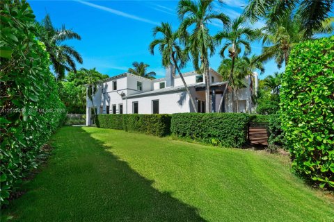 House in Miami, Florida 4 bedrooms, 270.53 sq.m. № 2263477 - photo 8