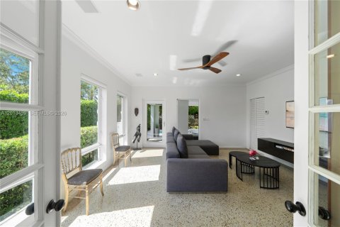 House in Miami, Florida 4 bedrooms, 270.53 sq.m. № 2263477 - photo 5